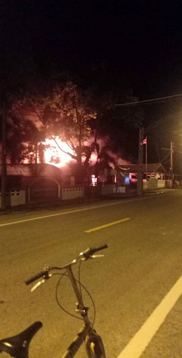 ป่วนปัตตานี!! คนร้ายลอบเผา สนง.อบต.-รถราชการวอด