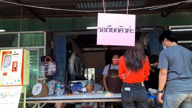หนุ่มกู้ภัยงัดเทคนิคขายทุเรียนพูละ 5 บาท