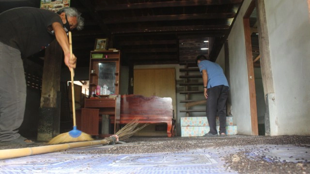 เร่งกำจัดแมลงปีกแข็งหลายแสนบุกบ้านที่โคราช