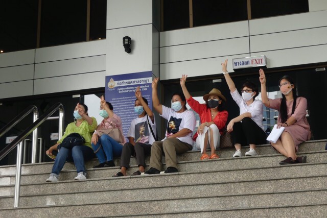 เมื่อ "กฎหมู่" ปะทะ" กฎหมาย" อดข้าว-ปลุกม็อบกดดันศาล!