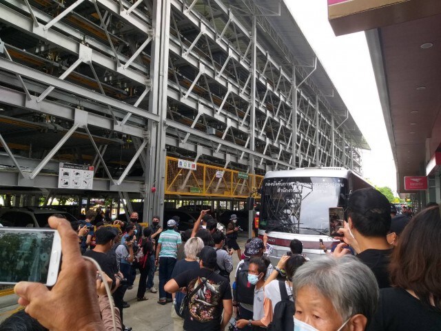 ม็อบประกาศปักหลักค้างคืนหน้าศาล หลังทราบว่าศาลจะประกาศผลประกันผ่านระบบออนไลน์พรุ่งนี้