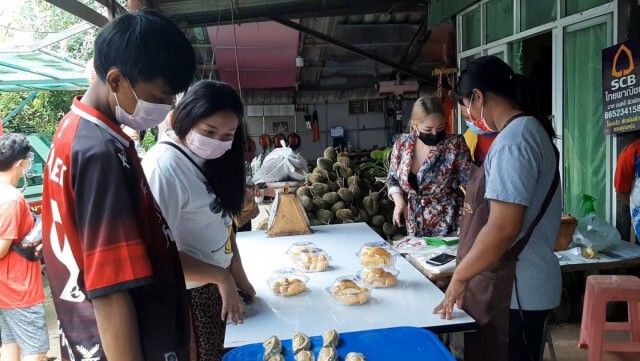 หนุ่มกู้ภัยงัดเทคนิคขายทุเรียนพูละ 5 บาท