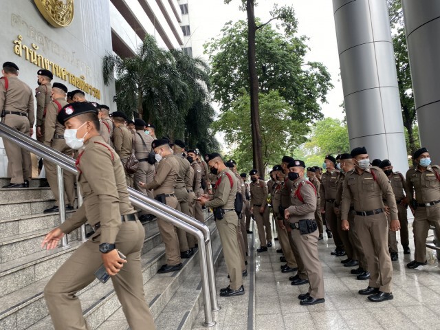 "แม่เพนกวิน"เดินหน้ายื่นประกันลูก โกนหัวประท้วงความอยุติธรรม
