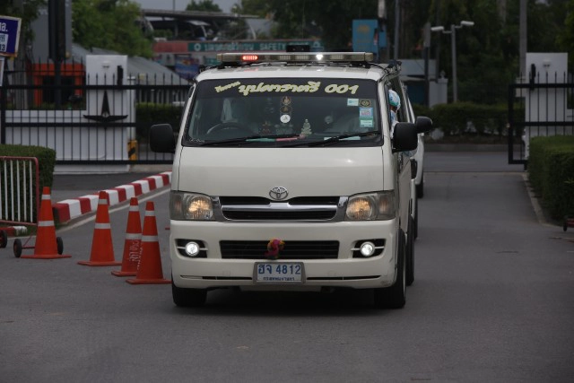 ศพ "น้าค่อม" ถึงวัดพระศรีมหาธาตุ กำหนดเผาบ่าย 3 วันนี้ มีครอบครัวและเพื่อนร่วมอาลัย