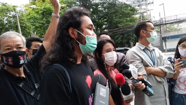 "น้องมายด์-แรปเตอร์" นำยื่นจม.3สถานทูตช่วย "เพนกวิน-รุ้ง" ติดคุกห่วงทรุดจี้ให้ประกัน