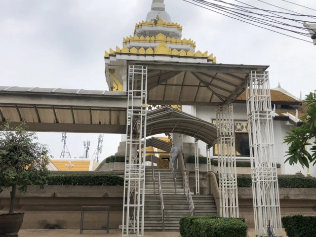 ศพ "น้าค่อม" ถึงวัดพระศรีมหาธาตุ กำหนดเผาบ่าย 3 วันนี้ มีครอบครัวและเพื่อนร่วมอาลัย