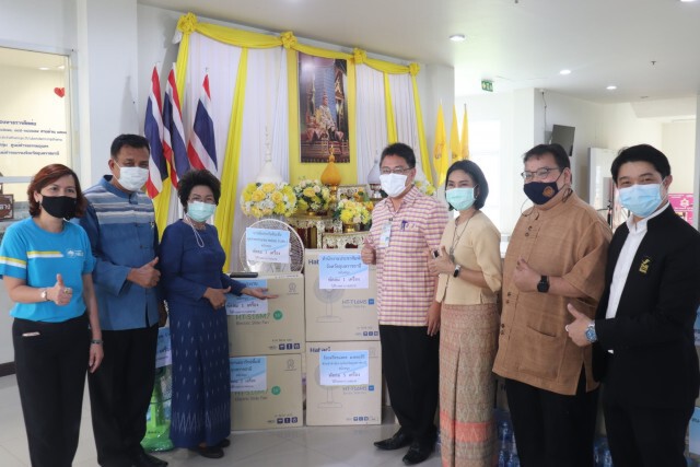 น้ำใจชาวเมืองดอกบัวงามลงขันซื้อพัดลมบริจาคให้รพ.สนาม