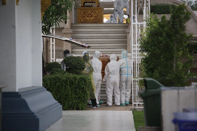 ศพ "น้าค่อม" ถึงวัดพระศรีมหาธาตุ กำหนดเผาบ่าย 3 วันนี้ มีครอบครัวและเพื่อนร่วมอาลัย