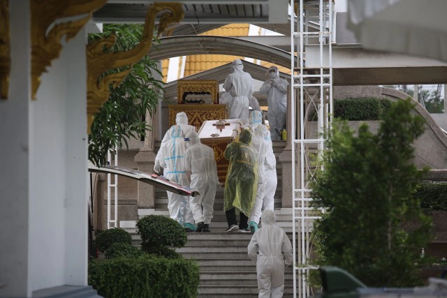 ศพ "น้าค่อม" ถึงวัดพระศรีมหาธาตุ กำหนดเผาบ่าย 3 วันนี้ มีครอบครัวและเพื่อนร่วมอาลัย