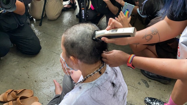 "แม่เพนกวิน"เดินหน้ายื่นประกันลูก โกนหัวประท้วงความอยุติธรรม