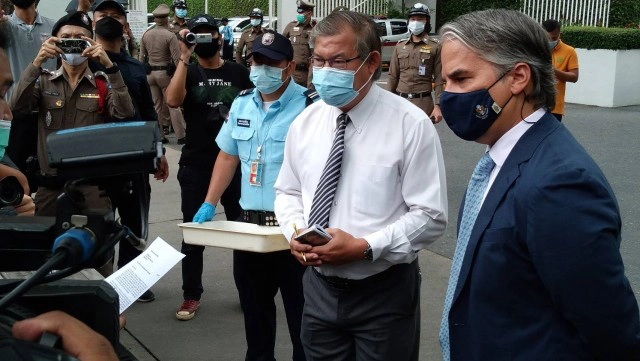 "น้องมายด์-แรปเตอร์" นำยื่นจม.3สถานทูตช่วย "เพนกวิน-รุ้ง" ติดคุกห่วงทรุดจี้ให้ประกัน