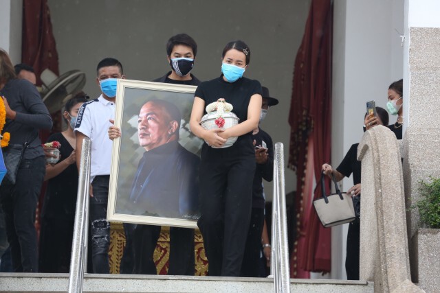 ลูกสาว "น้าค่อม" เก็บอัฐิคุณพ่อที่วัดพระศรีมหาธาตุฯ เผย รอให้แม่หายจากโควิดก่อนแล้วจะทำบุญอีกครั้ง