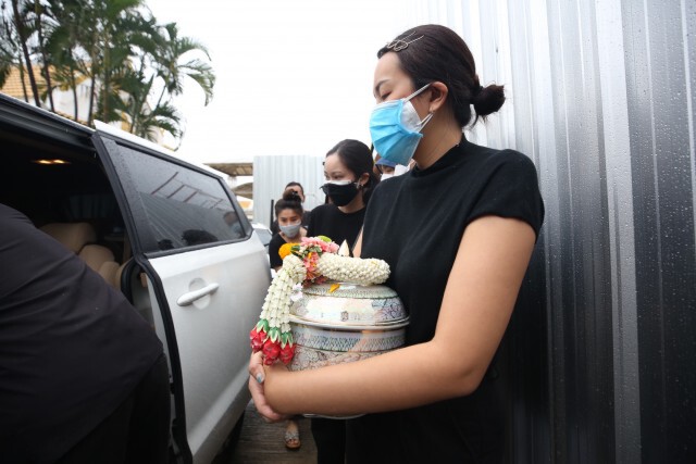 ลูกสาว "น้าค่อม" เก็บอัฐิคุณพ่อที่วัดพระศรีมหาธาตุฯ เผย รอให้แม่หายจากโควิดก่อนแล้วจะทำบุญอีกครั้ง
