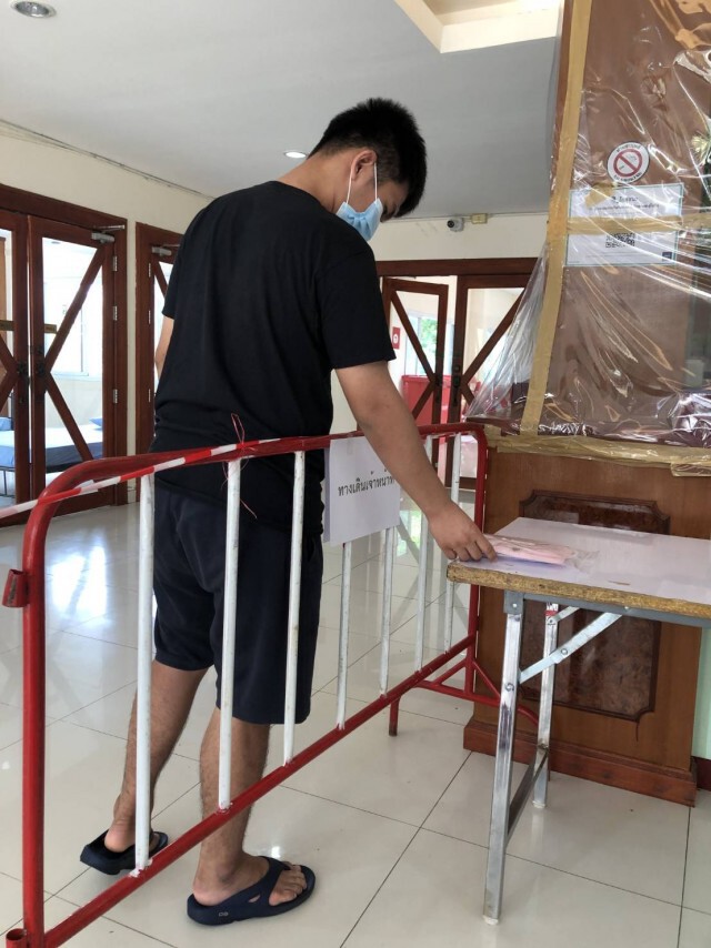 สุโขทัยปล่อยตัวผู้ป่วยติดเชื้อโควิดรักษาหายกลับบ้าน