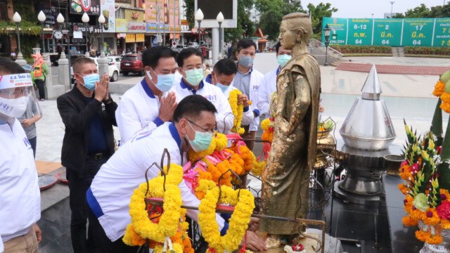 พท.ช่วยภัยโควิด แจกหน้ากากแสนชิ้นให้ชาวโคราช