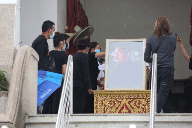 ลูกสาว "น้าค่อม" เก็บอัฐิคุณพ่อที่วัดพระศรีมหาธาตุฯ เผย รอให้แม่หายจากโควิดก่อนแล้วจะทำบุญอีกครั้ง