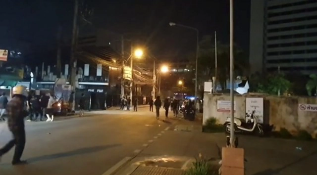 จนท.เข้าสลายการชุมนุม "รีเดม" หน้าศาลอาญา