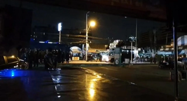 จนท.เข้าสลายการชุมนุม "รีเดม" หน้าศาลอาญา