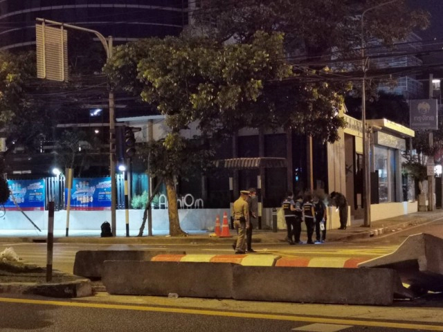 จนท.เข้าสลายการชุมนุม "รีเดม" หน้าศาลอาญา