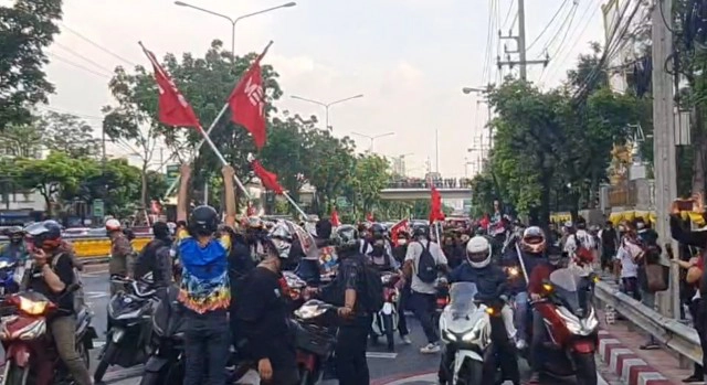 ม็อบ "รีเดม" ขว้างไข่-มะเขือเทศ ใส่ด้านในรั้วศาลอาญาฯ ก่อนประกาศยุติชุมนุม