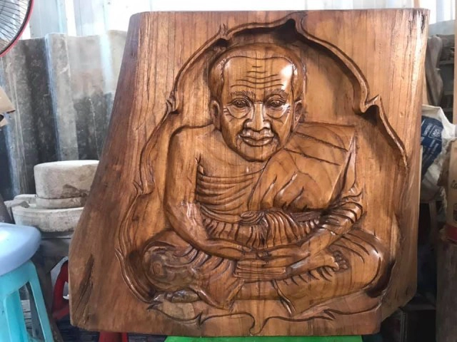 "ช่างณะ"สร้างรายได้แกะสลักพระพุทธรูปจากไม้