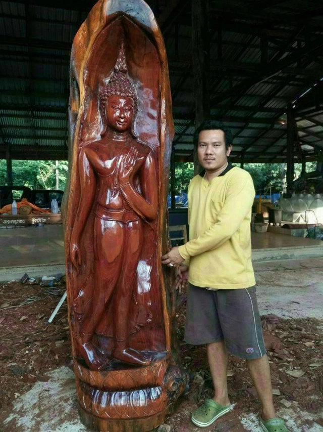 "ช่างณะ"สร้างรายได้แกะสลักพระพุทธรูปจากไม้