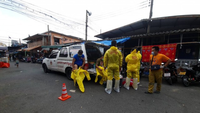 ชุดกู้ชีพเข้ม! สวม PPE เต็มชุด รับศพลุง 58 ปี ดับปริศนาคาบ้าน