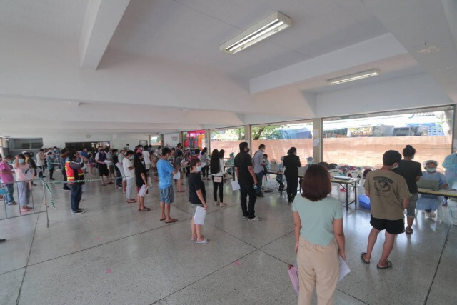 ผู้ว่าฯกทม. ลั่น 2 สัปดาห์ ควบคุมสถานการณ์คลองเตยได้ วางเป้าเร่งฉีดวัคซีนให้ได้ร้อยละ 70 ทั่วกรุง