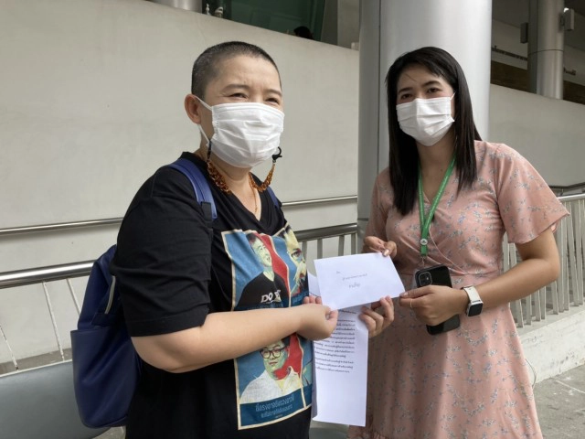 แม่เพนกวิน ยื่นหนังสือถึง ผอ.รพ.รามาธิบดี ขอไม่ให้ย้ายลูกไปไหน รับ กังวลปัญหาREDEMส่งผลต่อการประกัน