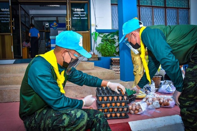 กรี๊ด "ไข่ทหารมาแล้ว" ร.3 พัน.3 จับมือพาณิชย์ขายไข่ไก่ราคาถูก