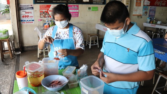 แม่น้องฮอนด้ายอดกตัญญูมาทำงานร้านก๋วยเตี๋ยวแล้ว