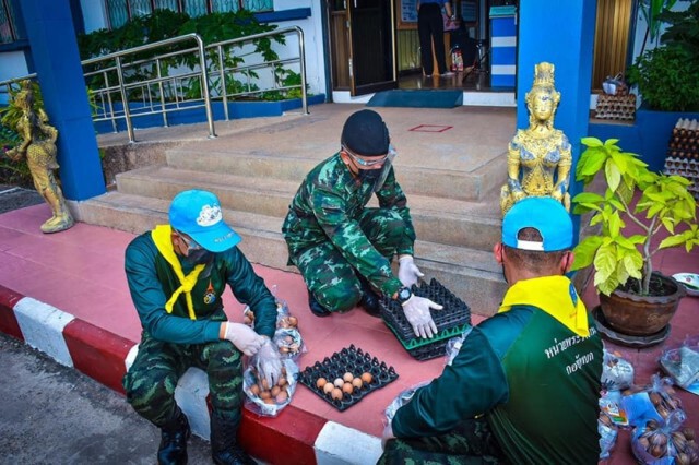 กรี๊ด "ไข่ทหารมาแล้ว" ร.3 พัน.3 จับมือพาณิชย์ขายไข่ไก่ราคาถูก