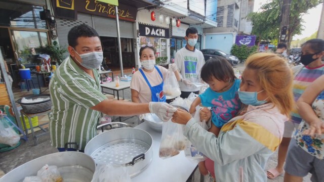 เจ้าของร้านข้าวต้มปลาแจกอาหาร300ชุดช่วยคนสู้โควิด