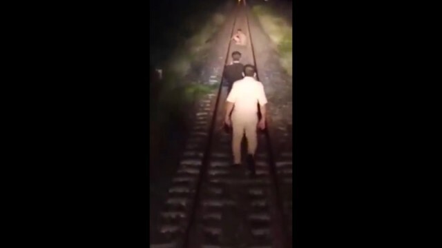 คลิปชายเปลือยกายขวางราง โชคดีรถไฟหยุดทัน