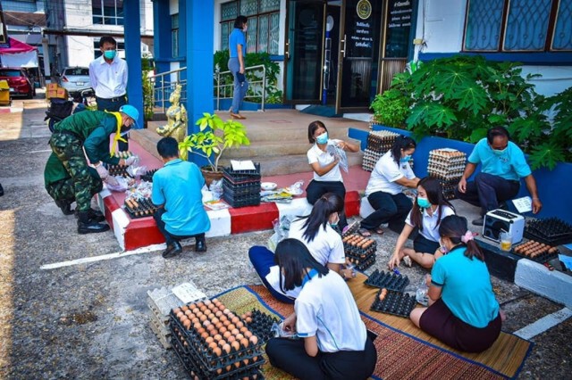 กรี๊ด "ไข่ทหารมาแล้ว" ร.3 พัน.3 จับมือพาณิชย์ขายไข่ไก่ราคาถูก