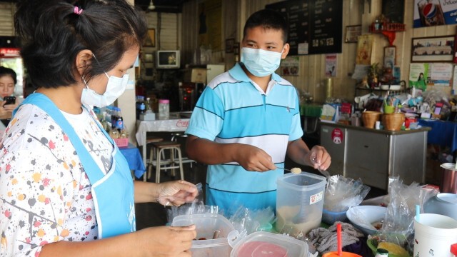 แม่น้องฮอนด้ายอดกตัญญูมาทำงานร้านก๋วยเตี๋ยวแล้ว