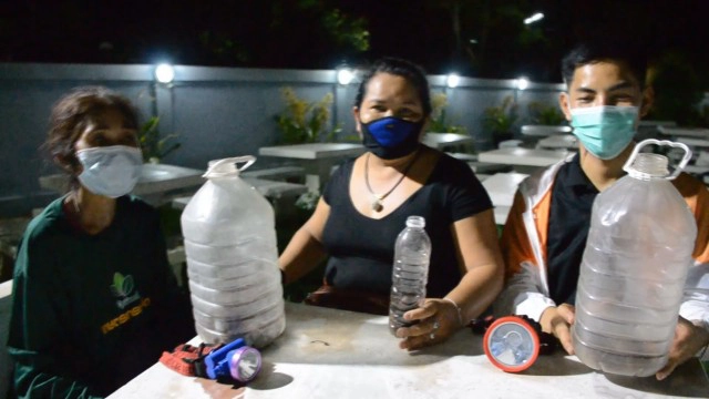 หนึ่งปีมีครั้งเดียว ออกส่องไฟจับแมงกอกคึกคักขายได้ราคาดี