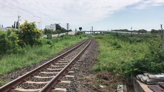 คลิปชายเปลือยกายขวางราง โชคดีรถไฟหยุดทัน