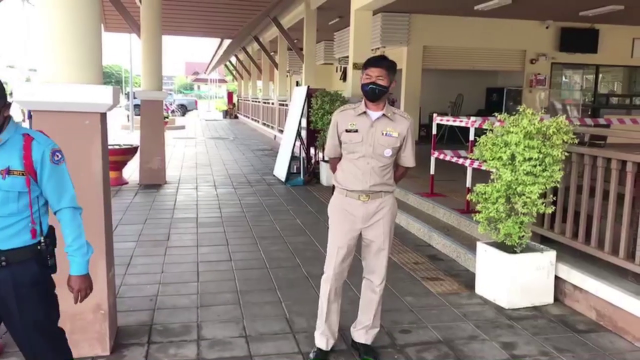 คลิปชายเปลือยกายขวางราง โชคดีรถไฟหยุดทัน