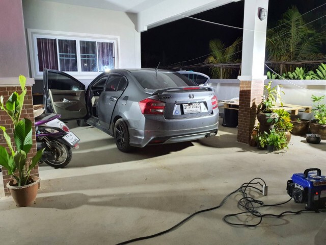 ผัวเมียปัญหารุมเร้าจุดถ่านรมควันดับคาเก๋ง