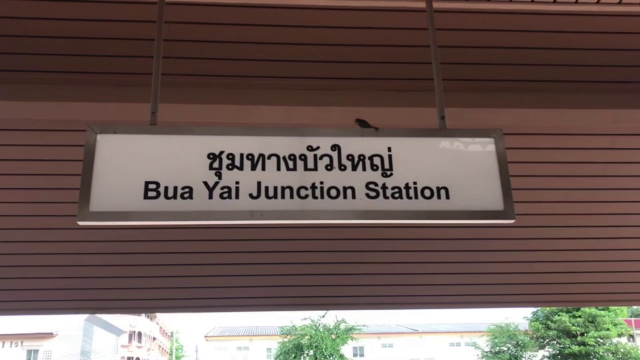 คลิปชายเปลือยกายขวางราง โชคดีรถไฟหยุดทัน