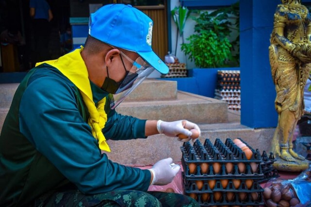 กรี๊ด "ไข่ทหารมาแล้ว" ร.3 พัน.3 จับมือพาณิชย์ขายไข่ไก่ราคาถูก