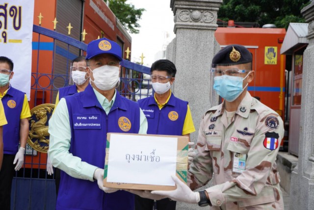 มหาดไทย มอบเครื่องอุปโภคบริโภค สนับสนุนศูนย์แรกรับและส่งต่อ ศูนย์พักคอยผู้ป่วยโควิด เขตคลองเตย