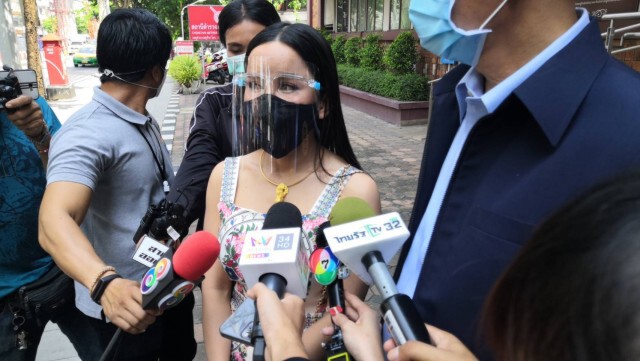 ทนายฟ้องหมิ่นฯ 800 คู่กรณี "บัวขาวยันแฟนคลับ"