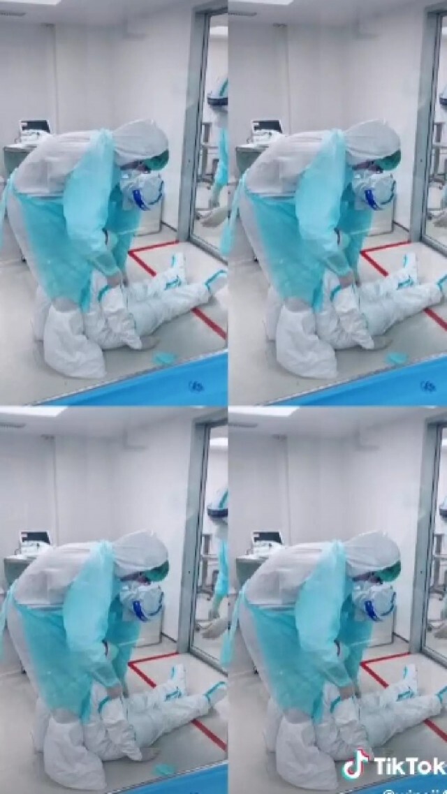 โซเชียล ส่งกำลังใจ "หมอ-พยาบาลใส่ชุด PPE" แบกผู้ป่วยโควิด