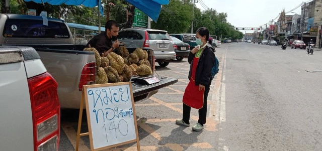 หนุ่มปิ๊งไอเดียเขียนป้าย "หมอยทอง" เรียกลูกค้าตรึม