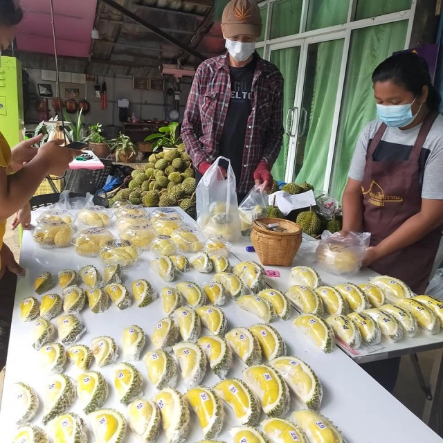 แห่ซื้อทุเรียนแบ่งพู-เริ่มต้นราคา 10 บาท