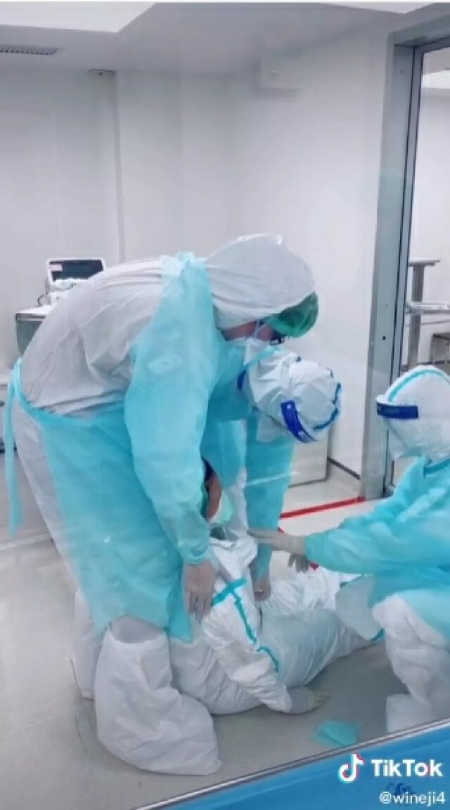 โซเชียล ส่งกำลังใจ "หมอ-พยาบาลใส่ชุด PPE" แบกผู้ป่วยโควิด