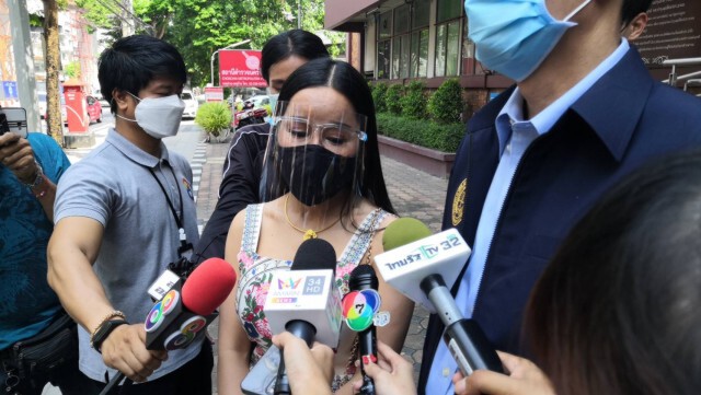 ทนายฟ้องหมิ่นฯ 800 คู่กรณี "บัวขาวยันแฟนคลับ"