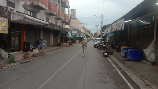 ผวาทั้งตลาด-หนุ่มต่างชาติไม่สวมแมสก์